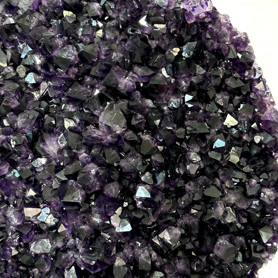 Amethyst-Kristallcluster XL mit massiver Kristalllandschaft, in exklusiver Premiumqualität