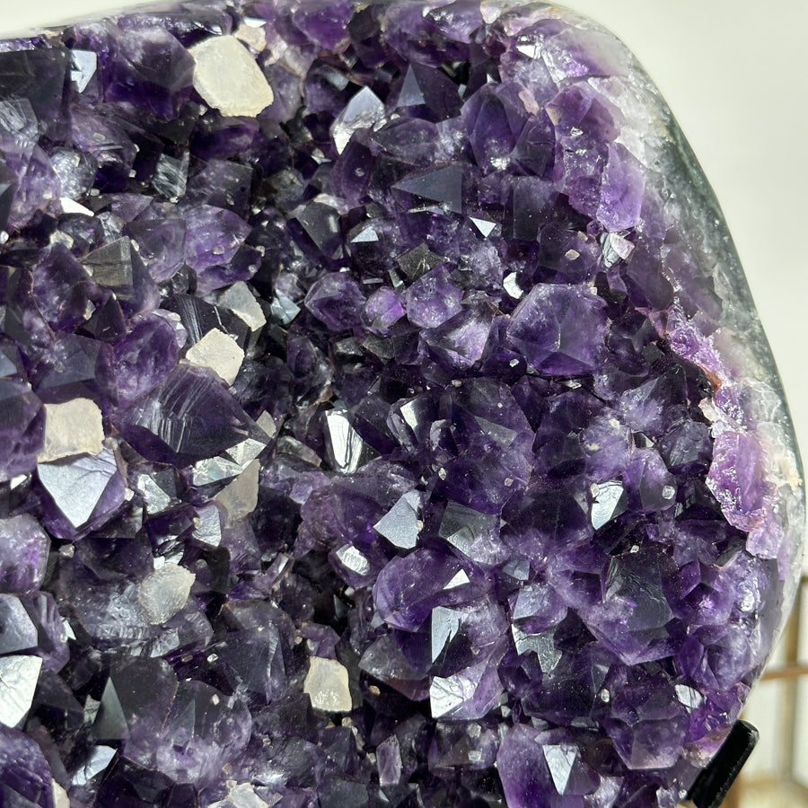 Amethyst-Geode mit plastisch gewachsener Kalzit-Formation