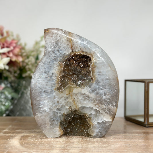 Zuckerquarz-Druzy-Flammenskulptur mit fein funkelnder, drusiger Oberfläche