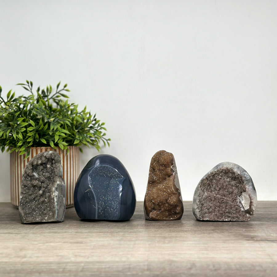 Mineralien-Kathedralen- und Drusen-Set 4-teilig, mit facettenreicher Kristallstruktur