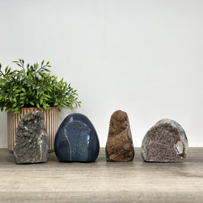 Mineralien-Kathedralen- und Drusen-Set 4-teilig, mit facettenreicher Kristallstruktur