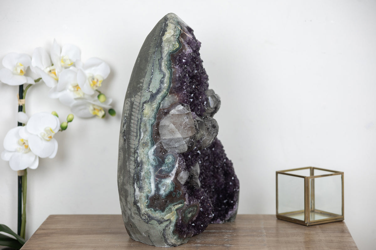 Amethyst-Kathedrale mit Kalzitformation und markanter Jaspis-Matrix, in exklusiver Premiumqualität