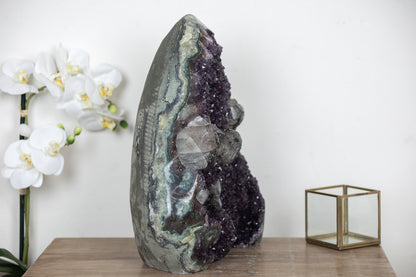 Amethyst-Kathedrale mit Kalzitformation und markanter Jaspis-Matrix, in exklusiver Premiumqualität