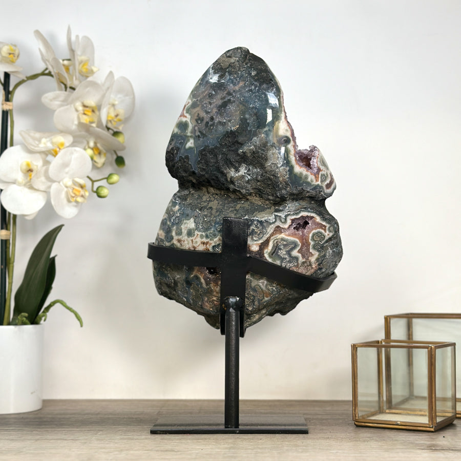 Jaspis-Amethyst-Kristall mit spannungsreicher, grün durchzogener Matrix, in ausgewählter Spitzenqualität