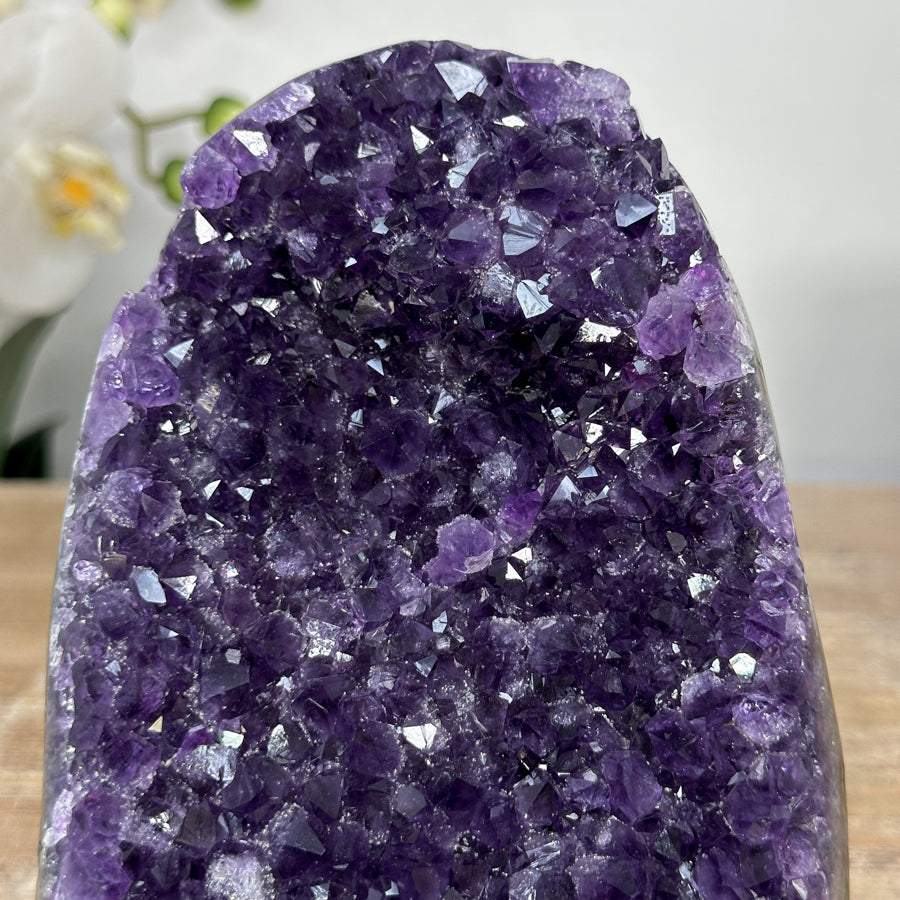 Amethyst-Druse mit klar geöffneter Kristallkammer und violetter Kristallstruktur