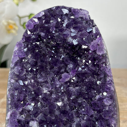 Amethyst-Druse mit klar geöffneter Kristallkammer und violetter Kristallstruktur