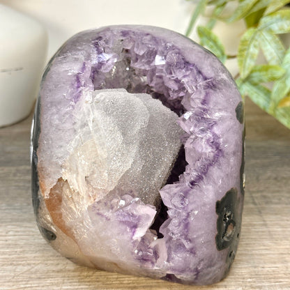 Amethyst-Geode mit natürlichem Kalzit-Kristalleinschluss und feinen Spitzen