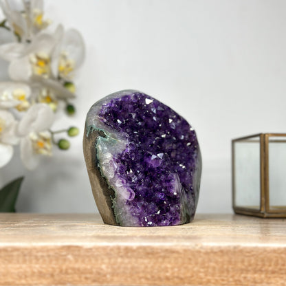 Amethyst-Druse mit tiefvioletter Druzy-Struktur und dichter Kristallbildung