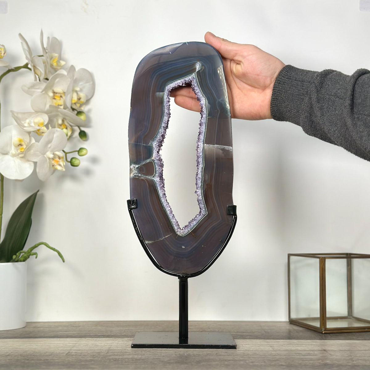 Achat-Portal mit funkelnden Amethyst Kristallen