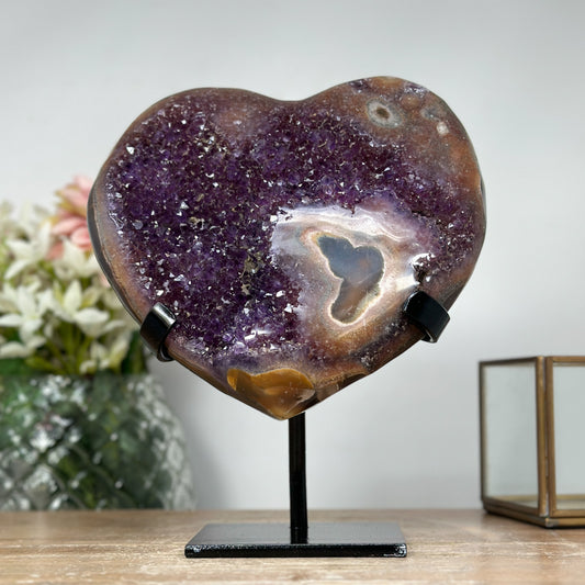 Amethyst-Herzskulptur mit polierter Naturstruktur