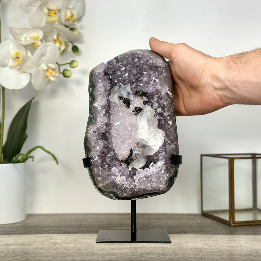 Amethyst-Geode mit strukturierter Kalzitformation und kompakter Kristallarchitektur