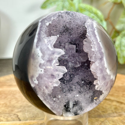 Amethyst-Achat-Steinkugel mit Druzy-Kristallkammer und dichter Struktur
