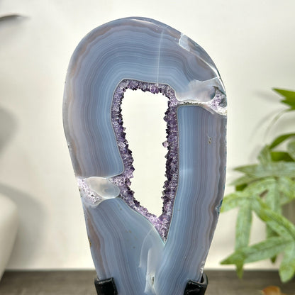 Amethyst-Portal mit kontrastreicher Achat-Schale und ausgeglichener Farbgebung