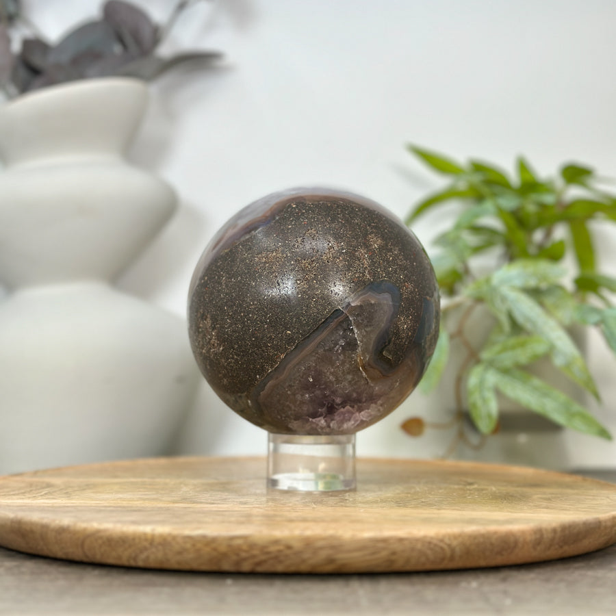 Amethyst-Steinkugel mit natürlicher Kristallbildung und ruhiger Oberflächenwirkung