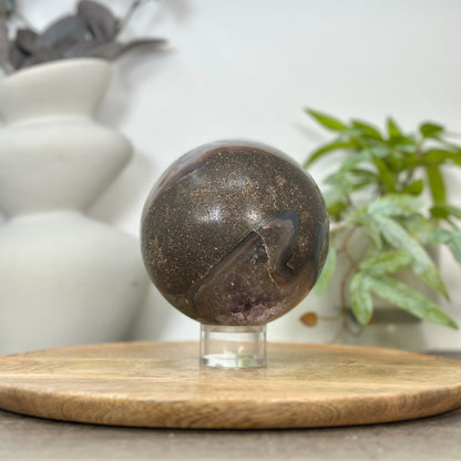 Amethyst-Steinkugel mit natürlicher Kristallbildung und ruhiger Oberflächenwirkung