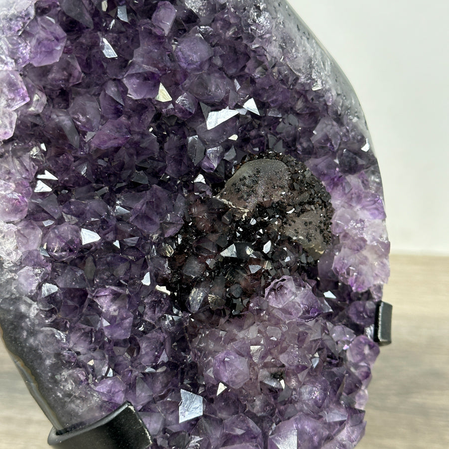Amethyst-Cluster groß mit schwarzer Hämatit-Formation