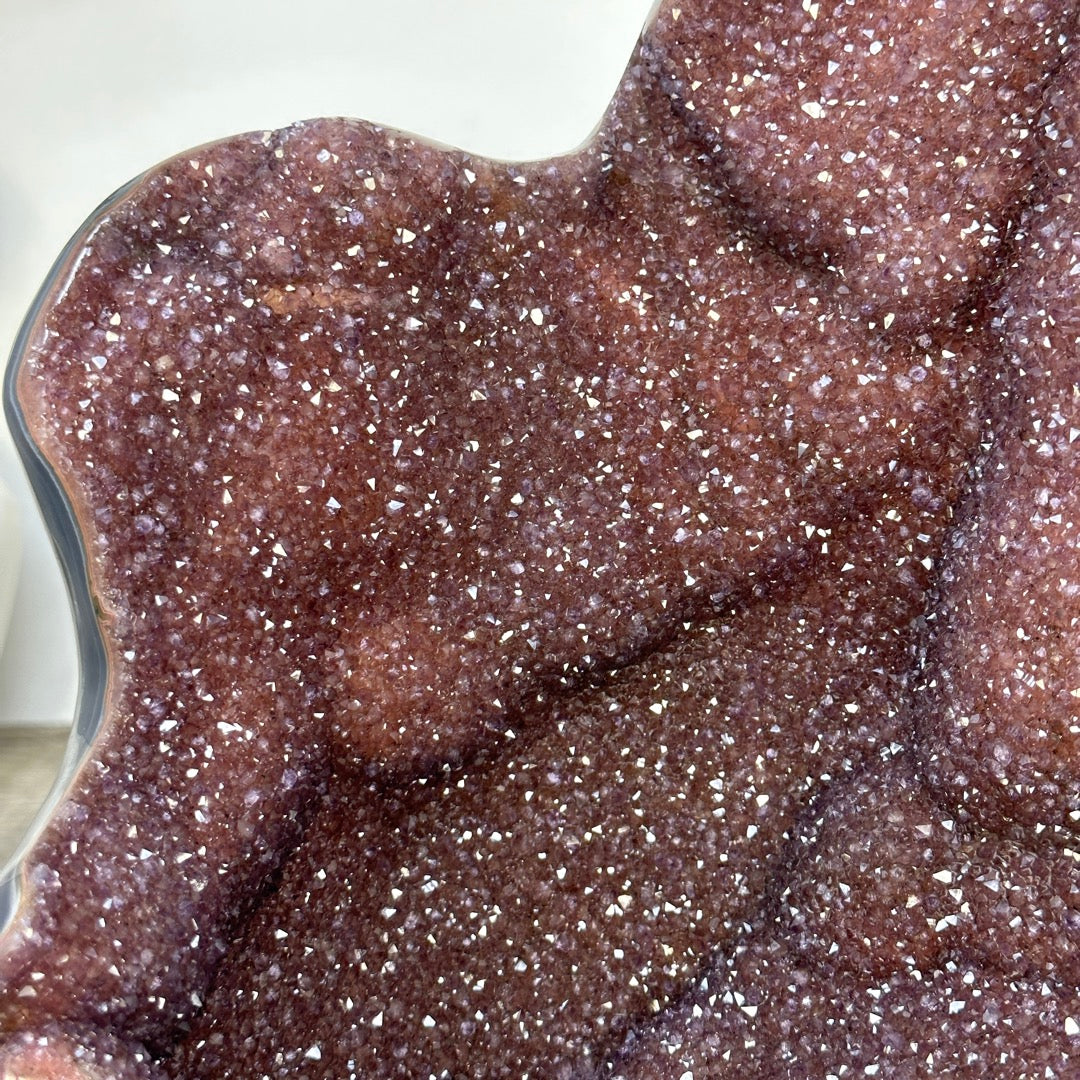 Roter Amethyst als kraftvolles Statement-Stück mit blauer Achat-Bänderung