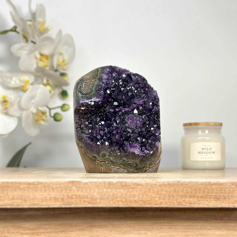 Amethyst-Druse mit violetter Kristallstruktur und grüner Jaspis-Matrix