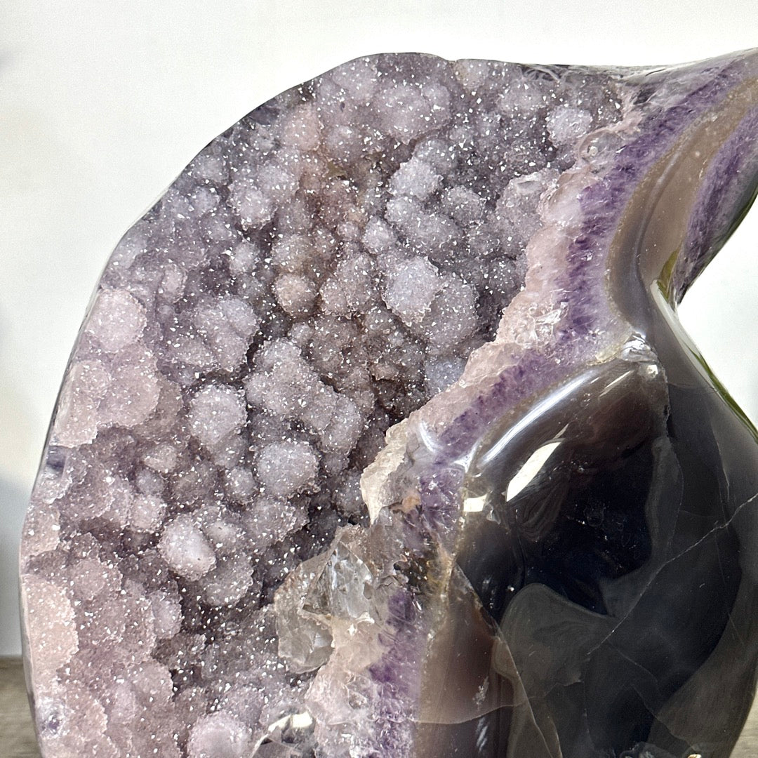 Zucker-Amethyst Cluster mit harmonischer, dekorativer Tiefenwirkung und Achat-Schale