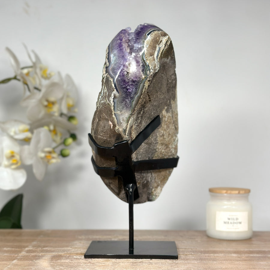 Amethyst-Geode mit wunderschön plastischer Kalzitformation