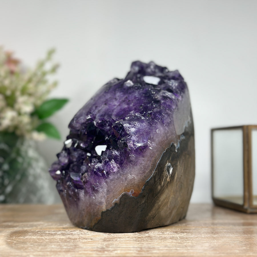 Amethyst-Kathedrale mit tiefviolett schimmernder Kristallzone
