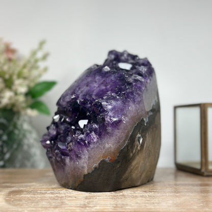 Amethyst-Kathedrale mit tiefviolett schimmernder Kristallzone
