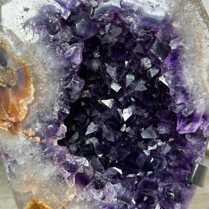 Amethyst-Geode mit intensiv tiefvioletter, glänzender Kristallzone