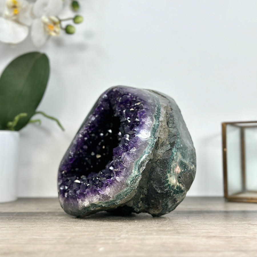 Amethyst-Geode mit intensiv tiefvioletter Kristallstruktur