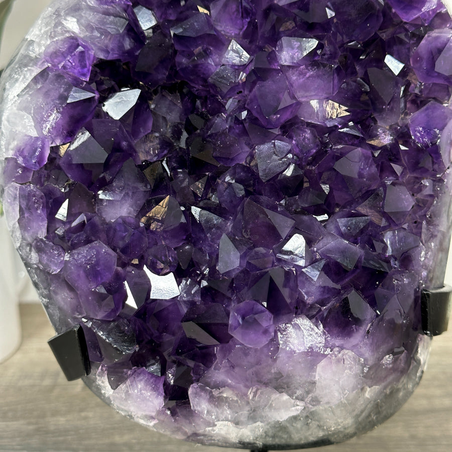 Amethyst-Kristallcluster mit fein ausgebildeter, transparenter Spitzenzone, in hochwertiger Naturqualität