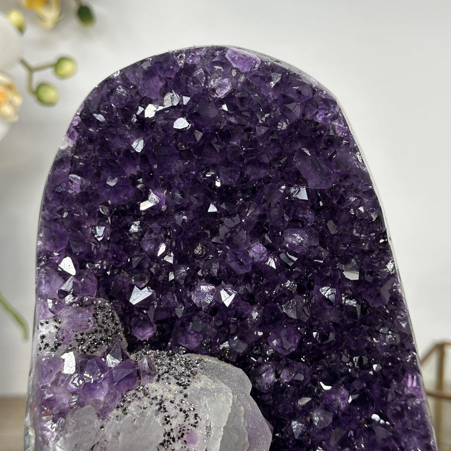 Amethyst-Stein mit kontrastreicher Kalzit- und schwarzer Hämatit-Matrix