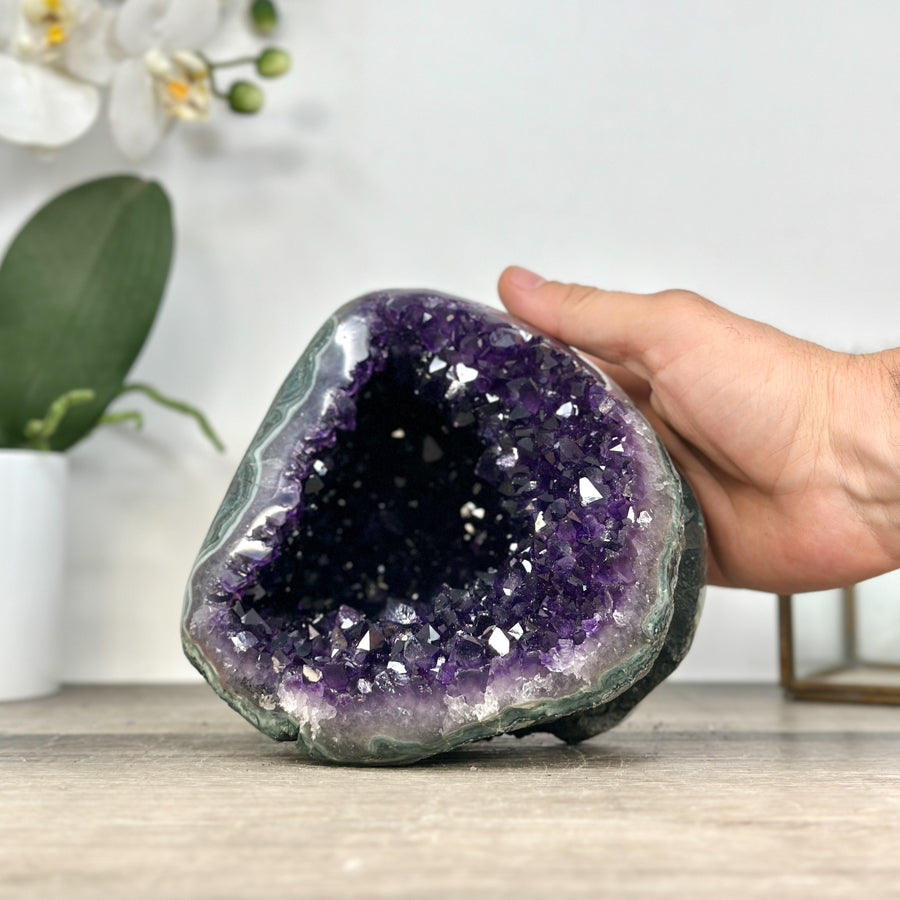Amethyst-Geode mit intensiv tiefvioletter Kristallstruktur