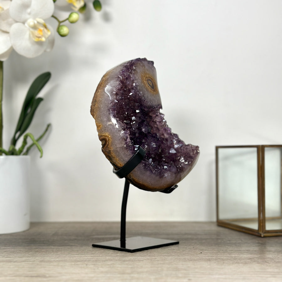 Amethyst-Kristallcluster in Mondform mit facettenreichen Kristallspitzen