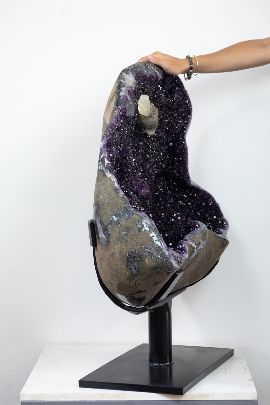 Amethyst-Geode XXL massiv mit zentraler Kalzitformation, in exklusiver Premiumqualität