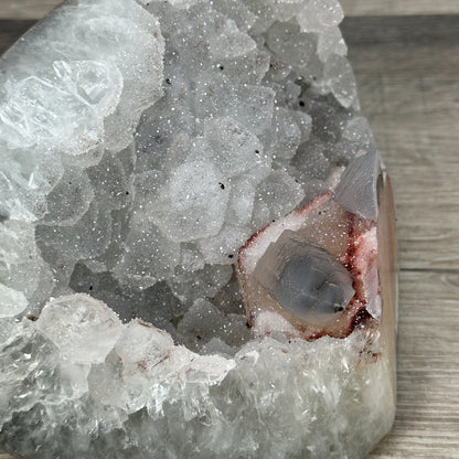 Quarz-Druzy-Geode mit fein auskristallisierter Oberfläche