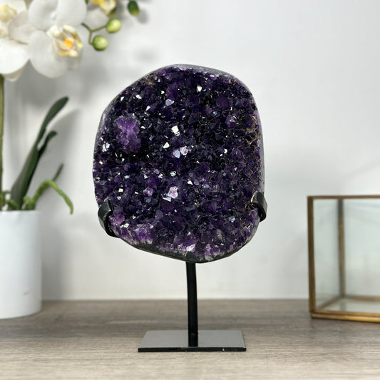 Amethyst-Geode mit intensiv tiefvioletter Kristallzone