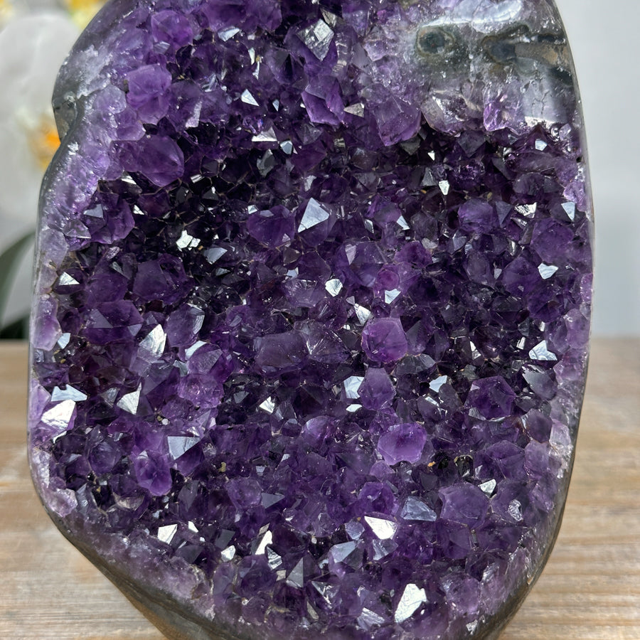 Amethyst-Druse mit großkristalliner, tiefvioletter Kristallstruktur