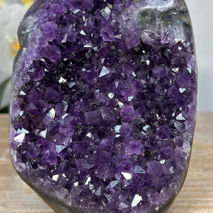 Amethyst-Druse mit großkristalliner, tiefvioletter Kristallstruktur