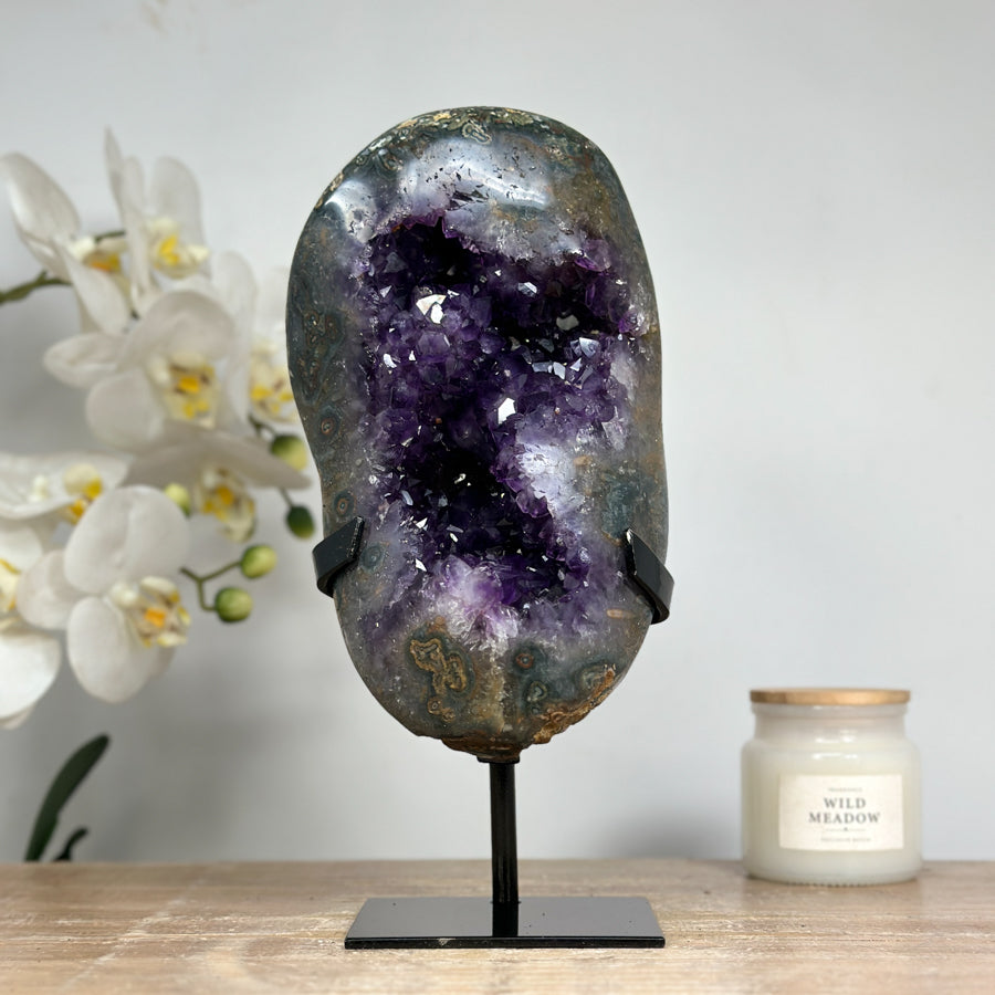 Amethyst-Geode mit skulpturaler Kristallarchitektur