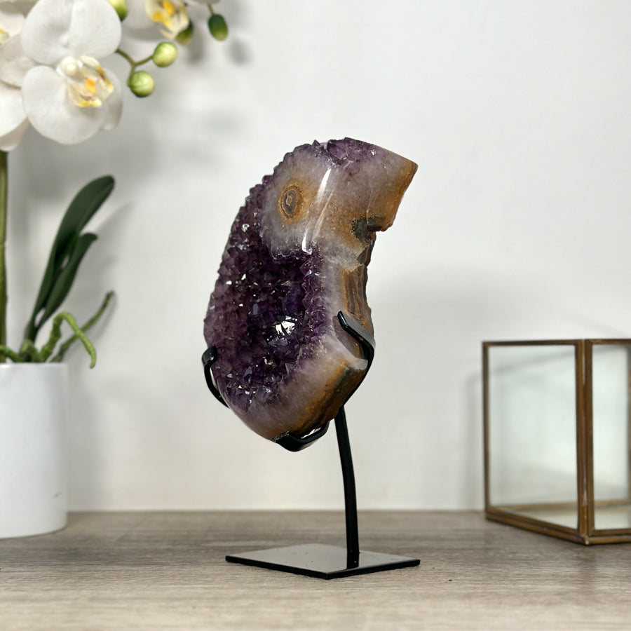 Amethyst-Kristallcluster in Mondform mit facettenreichen Kristallspitzen