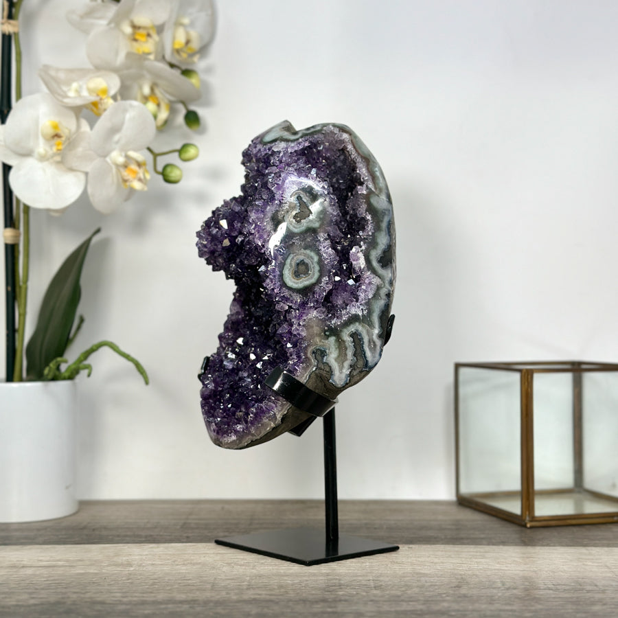 Amethyst-Geode mit augenartiger Struktur und tiefvioletter Kristallauskleidung