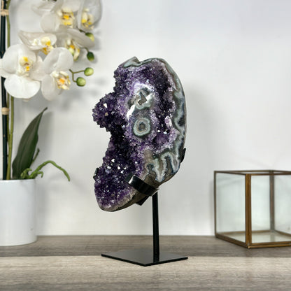 Amethyst-Geode mit augenartiger Struktur und tiefvioletter Kristallauskleidung