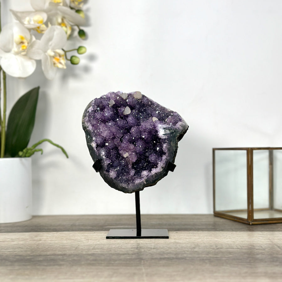 Amethyst-Cluster mit tiefvioletter, kompakter Kristallstruktur