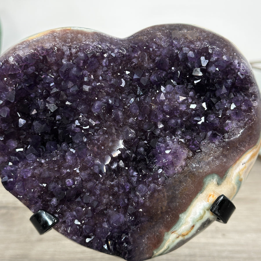 Amethyst-Jaspis-Herzskulptur mit kontrastreicher Jaspis-Matrix und violetter Kristallzone
