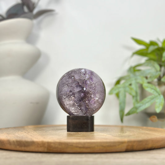 Amethyst-Sphäre mit dichter Kristallstruktur und samtiger Textur