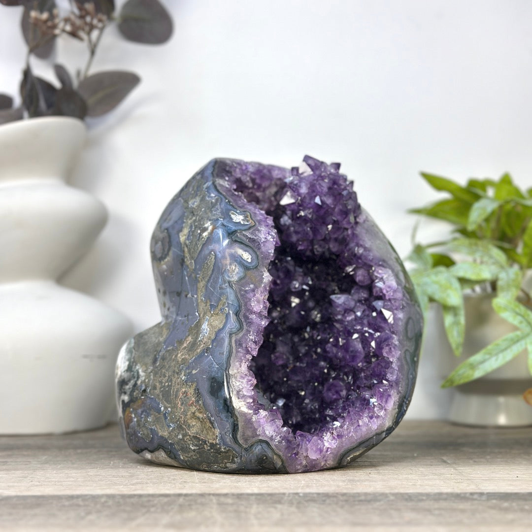 Amethyst-Geode mit kristallinen Kalzit-Einschlüssen und feinen Spitzen