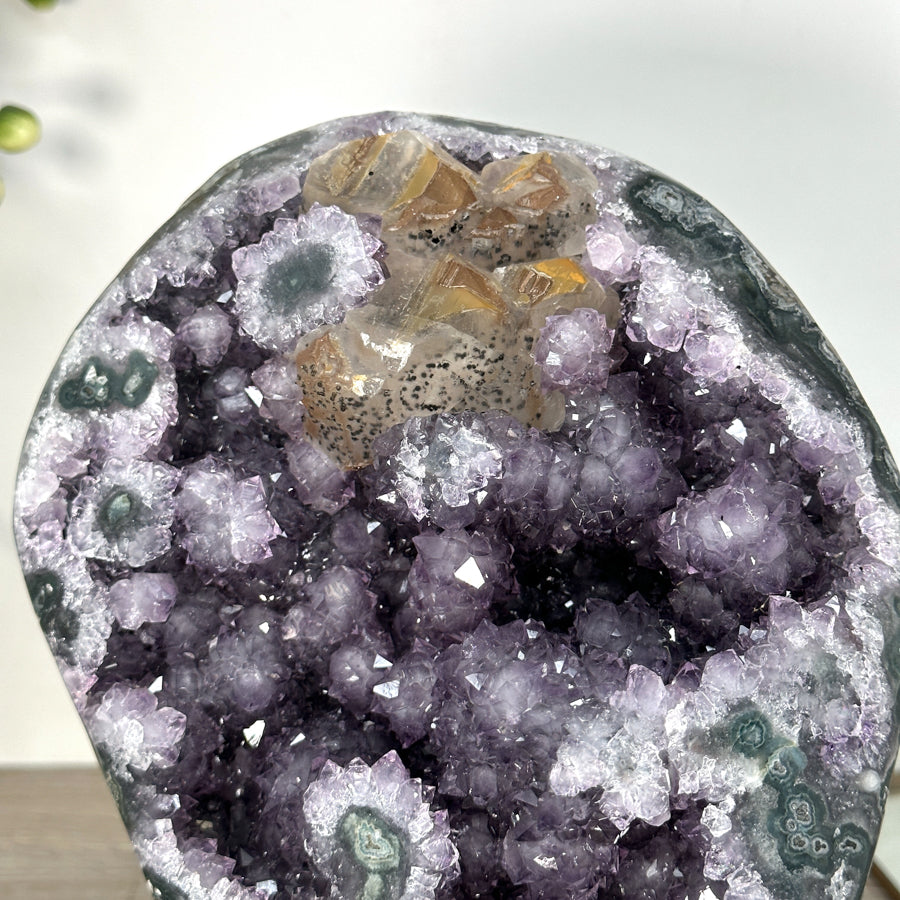 Amethyst-Geode mit ausgeprägter Stalaktitenoberfläche