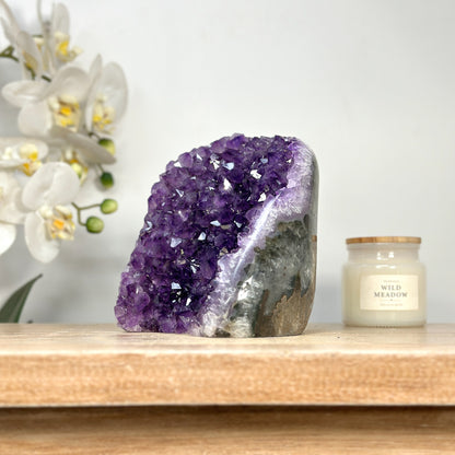 Amethyst-Druse mit skulptural gewachsener Kristallarchitektur