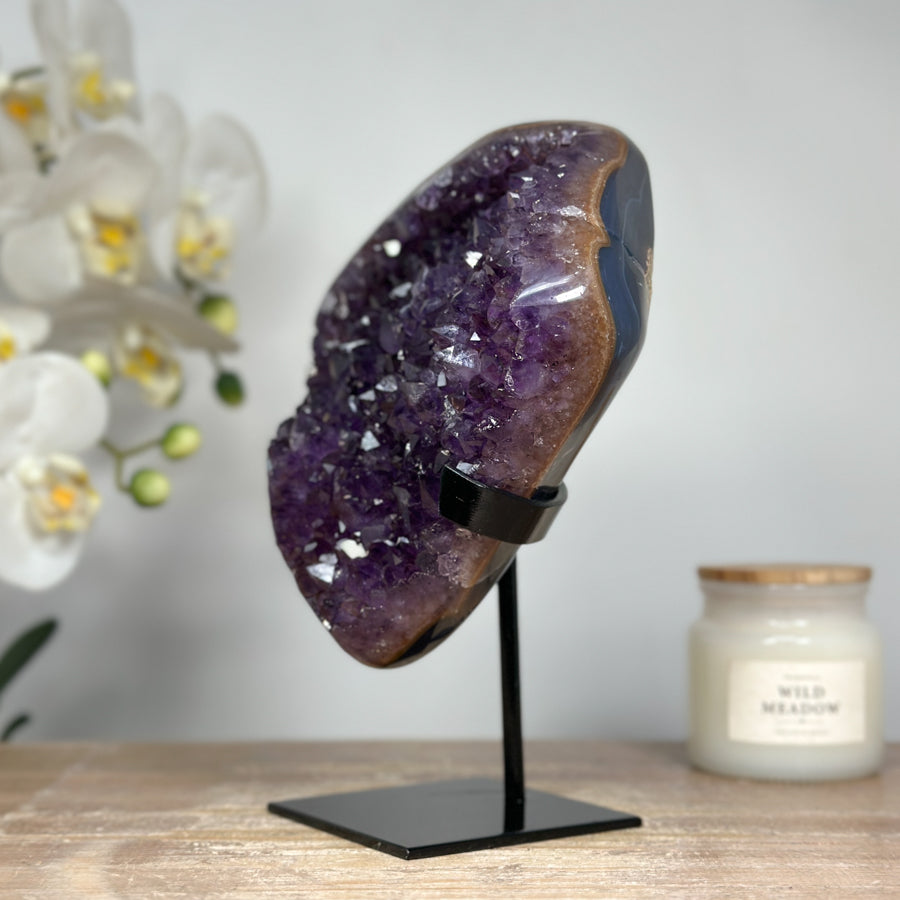 Amethyst-Cluster mit Achat- und Jaspis-Schale, in exklusiver Premiumqualität