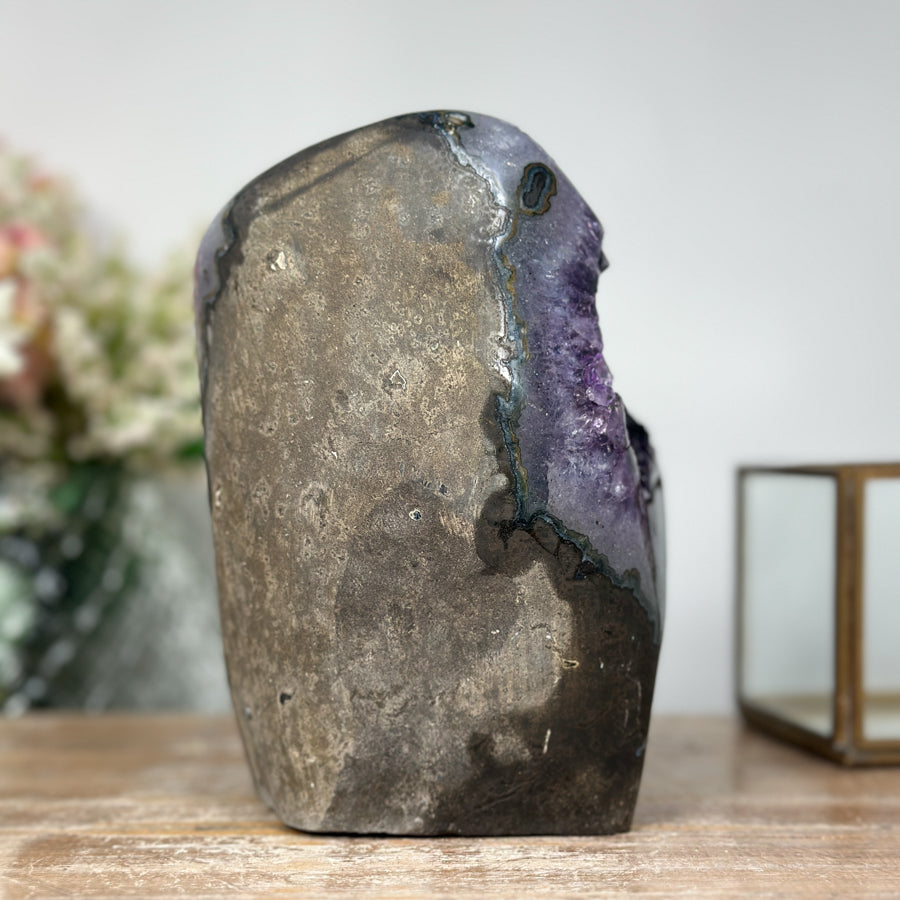Amethyst-Kathedrale groß mit weit geöffneter, kristallreicher Innenkammer
