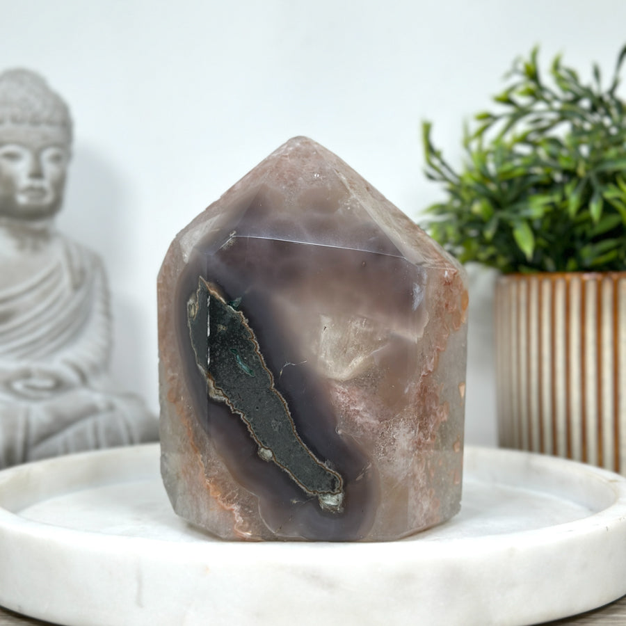 Amethyst-Achat-Obelisk mit ausgeprägter Kristallmatrix